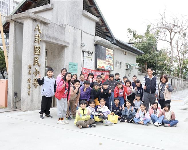 高雄市仁武区八卦国小通学步道近期完工，透过公民参与机制，结合地方居民、家长与专家学者的意见，共同打造符合社区需求的安全通行环境。（高雄市政府教育局提供／林雅惠高雄传真）