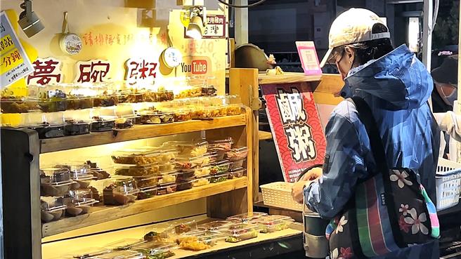 台东市人气深夜美食「梦碗粥」以餐车形式经营，专卖咸粥与各式手作小菜。（萧嘉蕙摄）