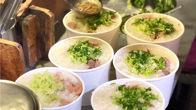 招牌咸粥用料丰富，却仅售铜板价，成为宵夜族省钱又满足口腹之欲的首选。（萧嘉蕙摄）