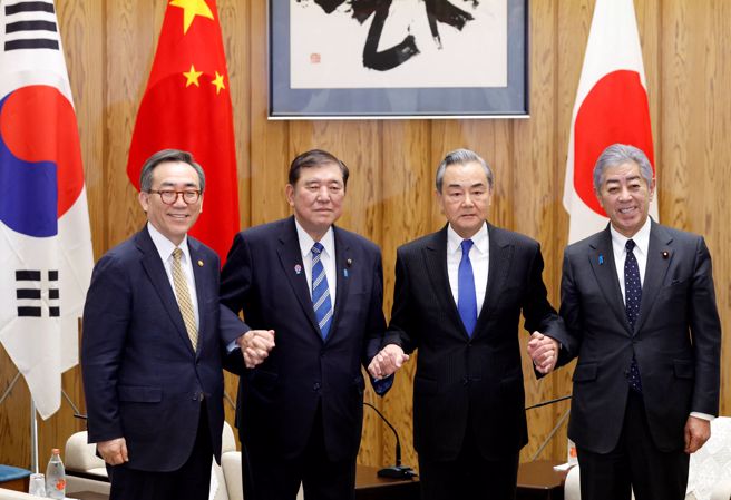 图为中国外长王毅(右 2)3月21日与日本首相石破茂( (左2）会谈。（资料照/路透）