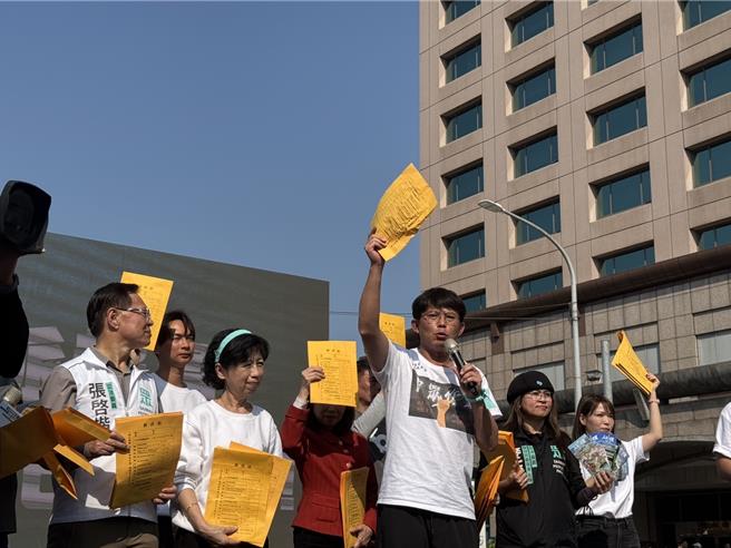 民眾党今（23） 日在板桥车站前举办「人民要当家　全民问政宣讲」活动，黄国昌说，今天活动最主要目的，不是要处理大罢免，最主要是打破民进党谎言。（柯毓庭摄）