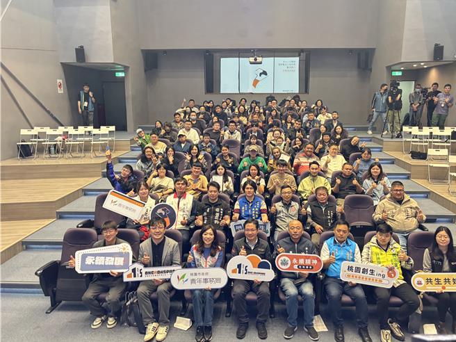 桃園市青年局推動「青年投入永續發展行動計畫」邁入第8年，23日宣布獲選隊伍，由桃園市秘書長溫代欣頒發獲獎團隊。（姜霏攝）