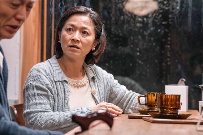 谢琼暖特别「扮老」演出独力照顾失智者的老奶奶。（甲普国际媒体提供）