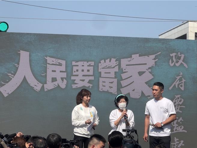 陈佩琪今（23）日参与民眾党「人民要当家」宣讲，表示会尽可能用任何管道先帮助他能够找到病因。民眾党主席黄国昌则说，希望检调、狱政单位也好，基本人权跟主席健康，包括所有在看守所的人的健康，都是最基本人权要求。（柯毓庭摄）