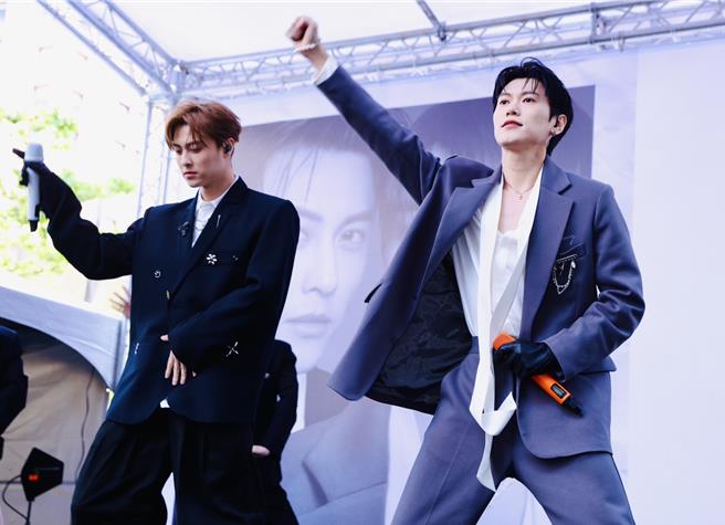 王子、邱宇辰23日在签唱会上，高唱新歌〈CANDY〉散播甜而不腻的幸福。（陈俊吉摄）