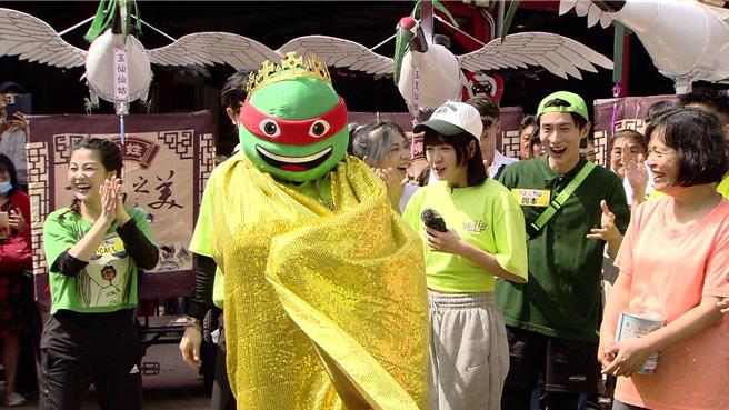 胡瓜扮演「龟王」十分逗趣。（民视提供）