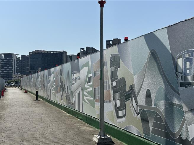 桃园市出手订定「工地围篱设计标准规范」，统一施工围篱高度、材质和警示准则，并要求道路转角要透空。(建管处提供／蔡依珍桃园传真)