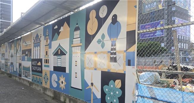 桃园市出手订定「工地围篱设计标准规范」，统一施工围篱高度、材质和警示准则，并要求道路转角要透空。(建管处提供／蔡依珍桃园传真)