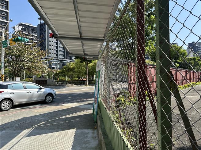 桃园市出手订定「工地围篱设计标准规范」，统一施工围篱高度、材质和警示准则，并要求道路转角要透空。(建管处提供／蔡依珍桃园传真)