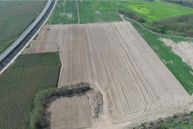 台南市後壁區菁寮一處玉米田施肥飄散大量酸臭味，連日影響大新營區居民感不適，台南市環保局23日聲明要開罰了。（台南市環保局提供／程炳璋台南傳真）