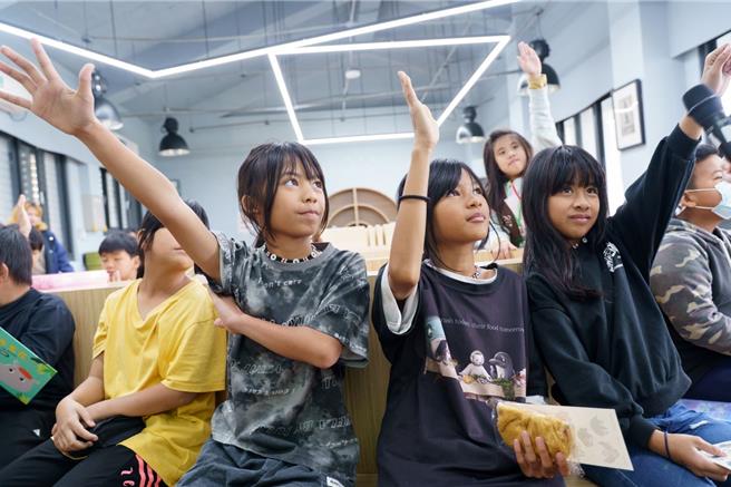 庄福文教基金会环教到兰屿郎岛国小，与孩子们进行教育互动。(庄福文教基金会提供)