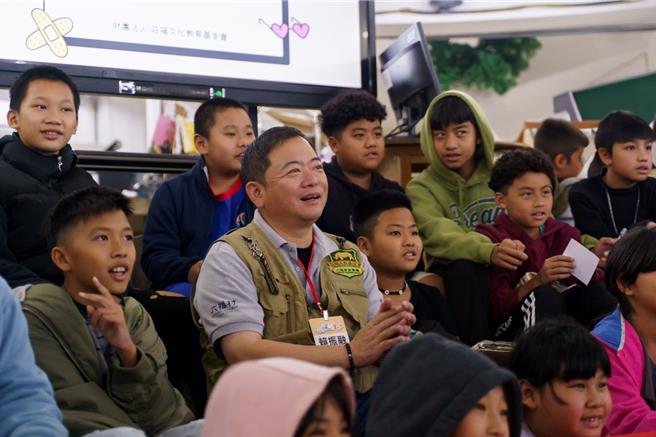 庄福基金会赖振融董事长(中左2)邀请兰屿的孩子前往六福村与野生动物零距离接触。(庄福文教基金会提供)