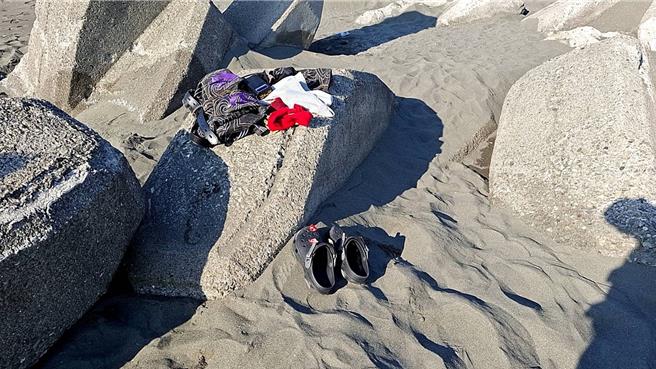 警消歷經3小時搜救，終於在下午4時15分尋獲戴姓少年，但他已無呼吸心跳；圖為戴姓少年現場遺留的物品。（警方提供／林雅惠高雄傳真）