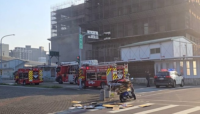 新庄区的新建案地下车道旁的废弃物突然起火，消防队获报到场灌救。（民眾提供）