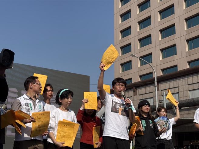 民眾党今（23） 日在板桥车站前举办「人民要当家　全民问政宣讲」活动，黄国昌说，今天活动最主要目的，不是要处理大罢免，最主要是打破民进党谎言。（柯毓庭摄）
