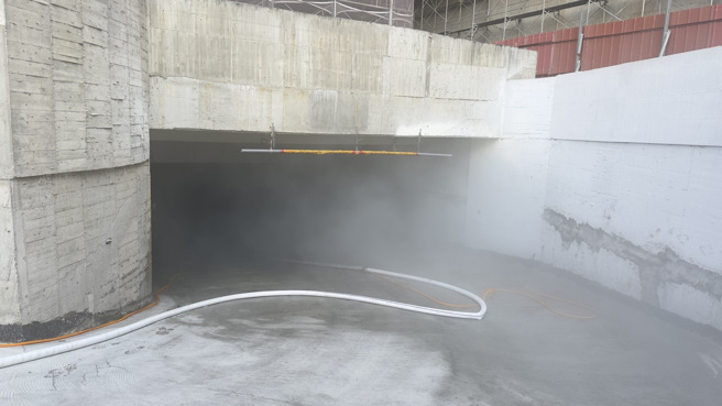 新庄区的新建案地下车道旁的废弃物突然起火，消防队获报到场灌救。（翻摄画面）