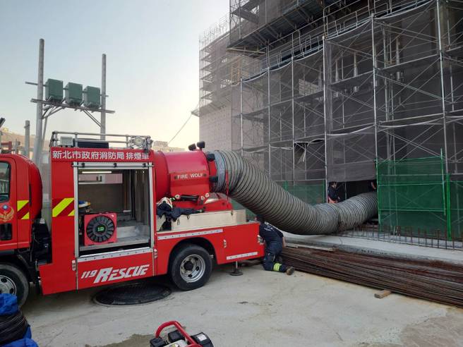 新庄区的新建案地下车道旁的废弃物突然起火，消防队获报到场灌救。（翻摄画面）