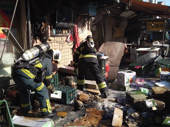 北市松山区的传统市场，下午发生火警，所幸火势及时扑灭，详细起火原因还有待厘清。（翻摄画面）