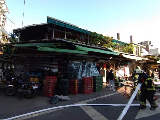 北市松山区的传统市场，下午发生火警，所幸火势及时扑灭，详细起火原因还有待厘清。（翻摄画面）