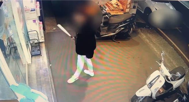 宜兰21岁陈姓男子持球棒在娃娃机店门口敲击玻璃。（警方提供／吴佩蓉宜兰传真）