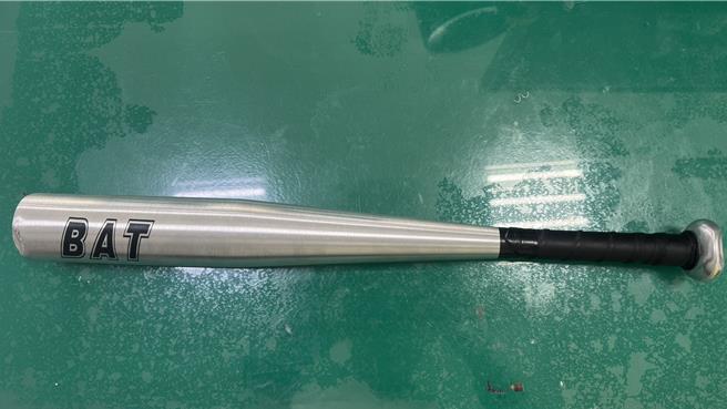 宜兰21岁陈姓男子持球棒在娃娃机店门口敲击玻璃。（警方提供／吴佩蓉宜兰传真）