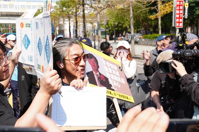 民眾黨「人民要當家」宣講今（23）日下午2時在辦板橋站前路、新府路口舉辦，網紅牙醫史書華舉著黃國昌照片的牌子到場鬧場，推擠間跌倒。據悉，他稍早為此怒衝警局提告，目前人正在製作筆錄。（陳慰慈攝）