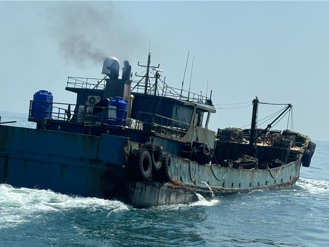 海巡署新竹海巡队巡防艇23日上午8点多，前往永安西北20浬处查处可疑目标时，发现1艘无船名大陆船舶。（新竹海巡队提供／王惠慧新竹传真）