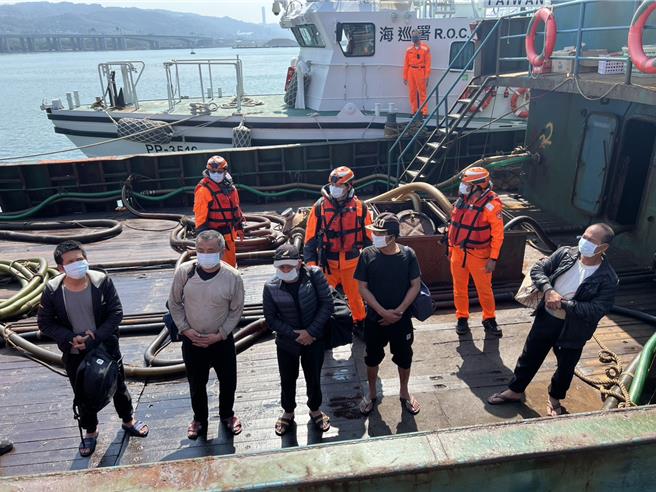 海巡署新竹海巡队巡防艇23日上午8点多，前往永安西北20浬处查处可疑目标时，发现1艘无船名大陆船舶。（新竹海巡队提供／王惠慧新竹传真）