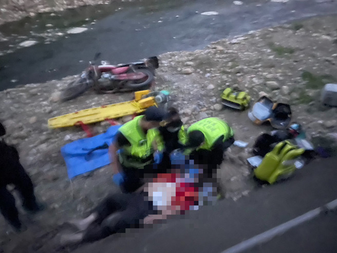 林男騎車疑似自摔掉落五股坑溪河床，當場無呼吸脈搏，救護人員到場CPR後送醫。（翻攝畫面）