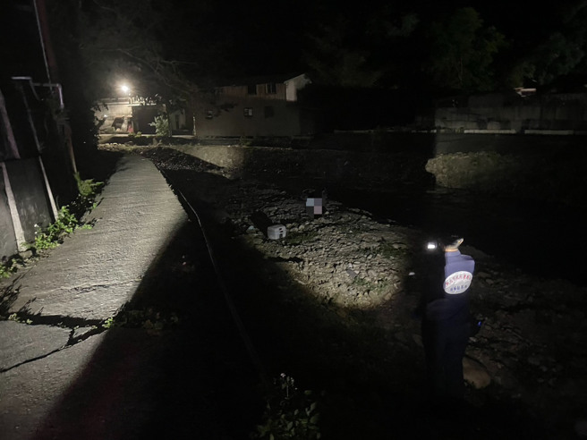 林男騎車疑似自摔掉落五股坑溪河床，當場無呼吸脈搏，救護人員到場CPR後送醫，鑑識人員到場採證。（翻攝畫面）