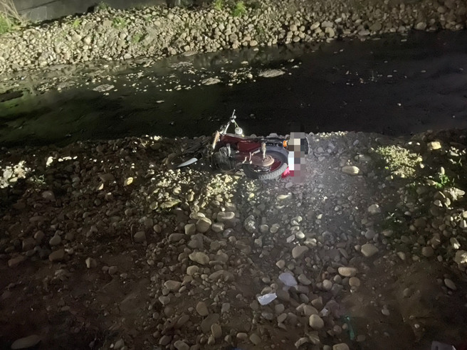 林男騎車疑似自摔掉落五股坑溪河床，當場無呼吸脈搏，救護人員到場CPR後送醫，鑑識人員到場採證。（翻攝畫面）