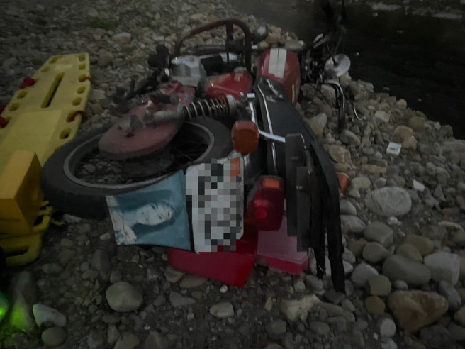 林男騎車疑似自摔掉落五股坑溪河床，當場無呼吸脈搏，救護人員到場CPR後送醫，鑑識人員到場採證。（翻攝畫面）