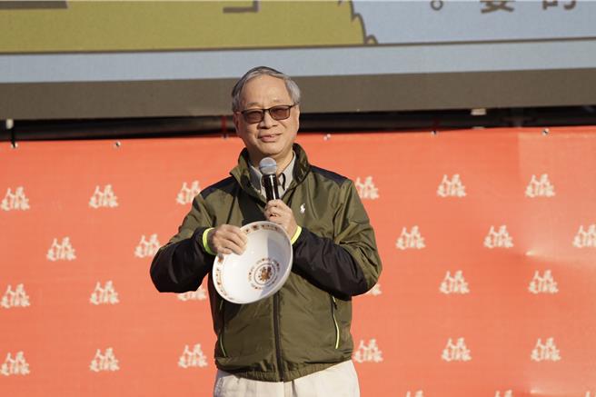 文化部長李遠手拿碗公強調，他今天也要把討飯的碗公，變成文化的聚寶盆。（郭良傑攝）