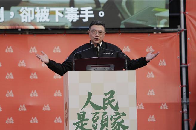 行政院长卓荣泰今天再度穿上台电外套，强调要为2万8000名台电人请命。（郭良杰摄）