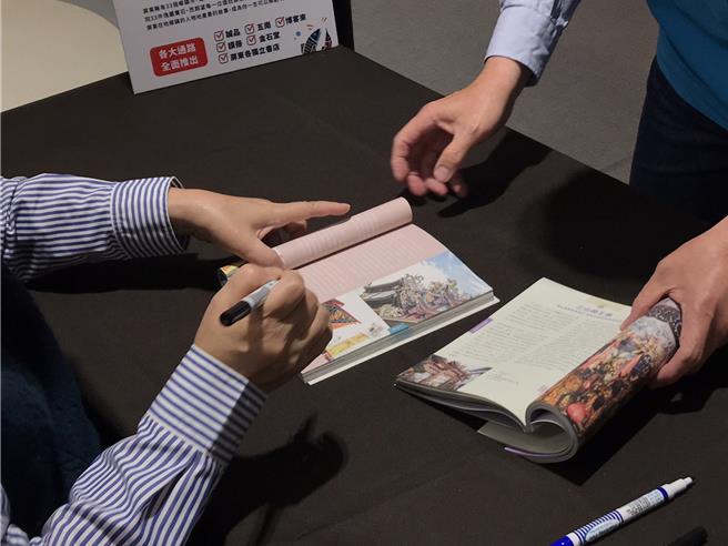 屏东县潮州镇公所为拓展日本游客市场，认购10组县府出刊的旅游专书《屏东SOLO》计画翻译成日文，盼让行销地方更有感。（潮州镇公所提供／谢佳潾屏东传真）