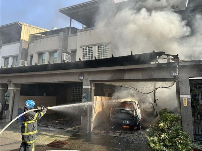 斗六市榴邨社區今（23日）下午發生民宅火警，屋主一家四口受困3人插管。（雲林縣消防局提供））插管