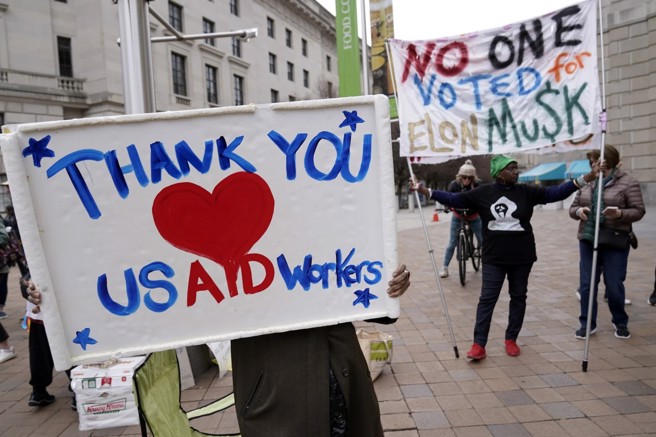 2月27日，支持国际开发署的人群为该单位欢呼。(图/美联社)