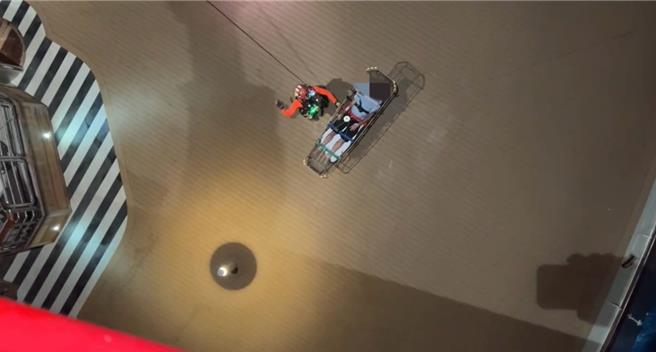 吊挂救援。（翻摄照片／高雄洪靖宜传真）