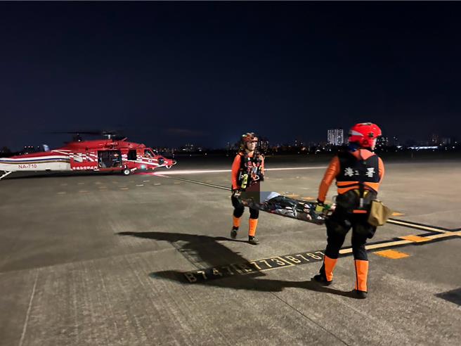回小港机场后送医救治。（翻摄照片／高雄洪靖宜传真）