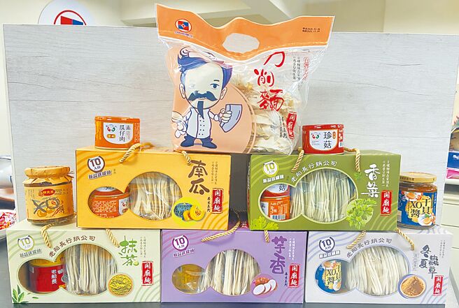宏泰食品积极为关庙麵注入健康养生元素，即研发推出南瓜、芋头、香菜、抹茶、冬虫夏草等及风味XO酱多样系列产品。图／严强国