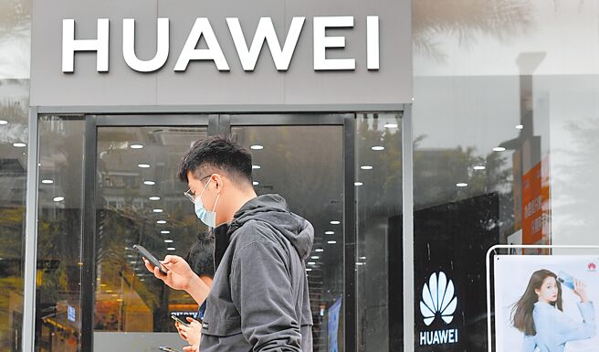 美中科技战持续延烧，美国联邦通讯委员会（FCC）对华为、中兴通讯等9家大陆通讯科技企业进行调查，以确定它们是否寻求规避在美运营限制。图为福建福州华为手机专卖店。（中新社）