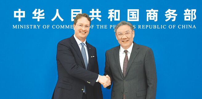 大陆商务部长王文涛（右）21日会见欧洲汽车工业协会主席、宾士集团董事长康林松。（摘自大陆商务部网站）