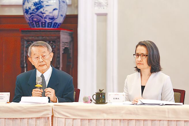 副总统萧美琴（右）21日于总统府大礼堂主持「114年司法院正、副院长及大法官被提名人介绍记者会」。左为司法院院长被提名人蔡秋明。（本报资料照片）