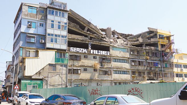 台中市清水区中兴街1栋6层集合住宅大楼的5、6楼，22日凌晨呈Ｖ型坍塌。（宝智华摄）