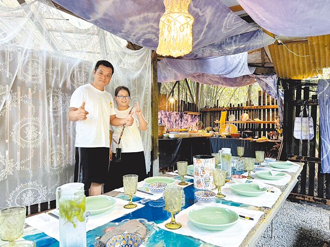 山水草间在柯智伟（左）与小玉（右）夫妻的协力下，投入暖暖区社区再造与地方创生的行列。（碇内社区发展协会提供／张志康基隆传真）