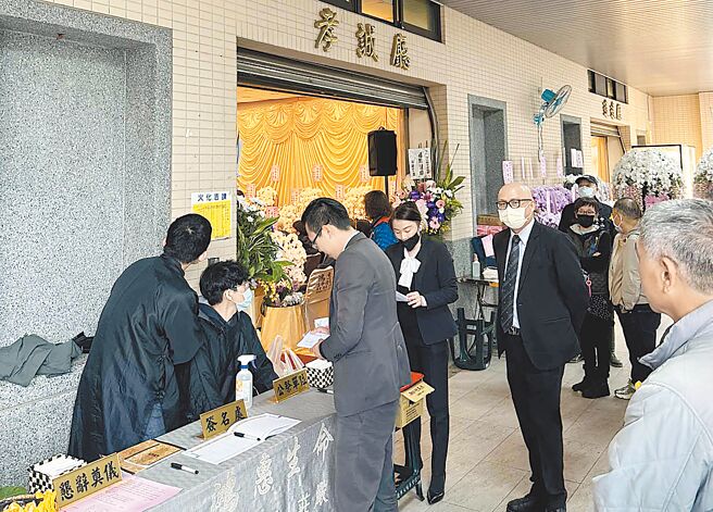 双北殡葬案件近年明显增加，导致殡葬案件外溢至基隆市殡葬管理所，但也压缩到基隆民眾的使用权，民代要求市府改善。基市府表示，今年预计增设24个冰柜，可缓解需求。（徐佑升摄）