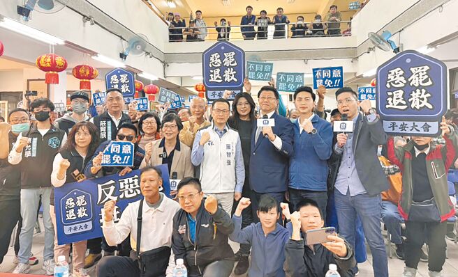 蓝营若无法挺过大罢免这一关，并连输补选战役，之后恐将面临一张张败选的骨牌了。（潘虹恩摄）