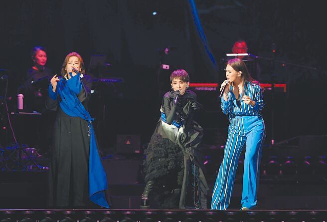 戴佩妮（中）22日在演唱會上，與周蕙（右）、江美琪合體說說唱唱。（寬宏藝術提供）