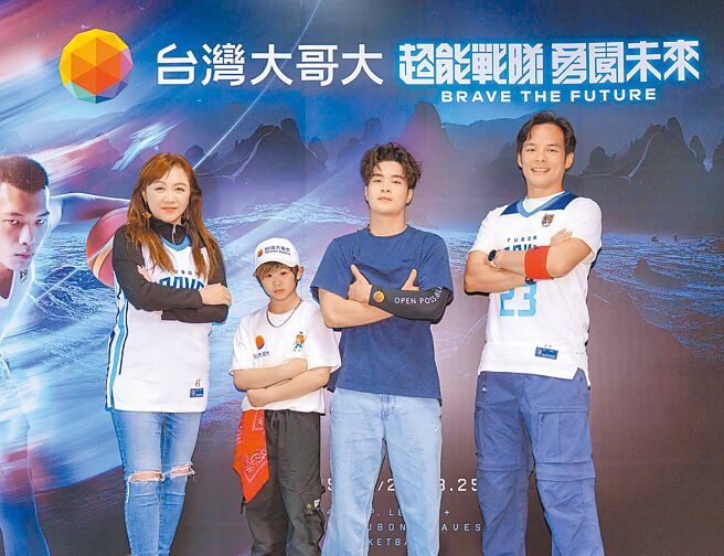 台灣大總經理林之晨（右起）、孫振、NANA、台灣大永續品牌公關副總經理劉麗惠合影。（吳松翰攝）