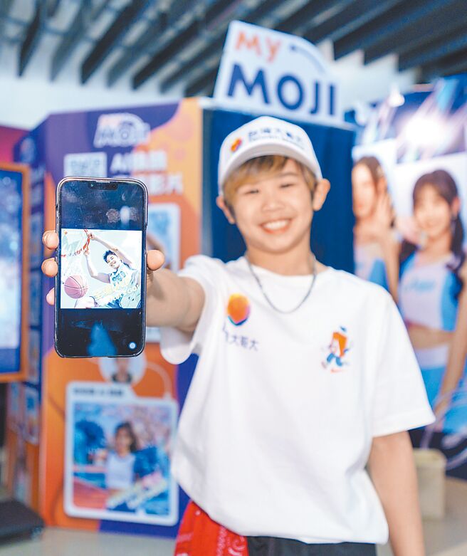 台灣大MyMoji服務推出全新AI換臉功能，透過自拍照片，藉由AI技術變臉成明星球員和啦啦隊。（吳松翰攝）